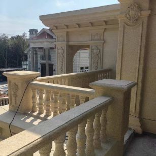 海口 黄金麻别墅外墙干挂雕花配合阳台栏杆花瓶柱