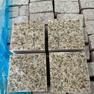 海口 黄金麻花岗岩自然面小方块，弹石，马蹄石等