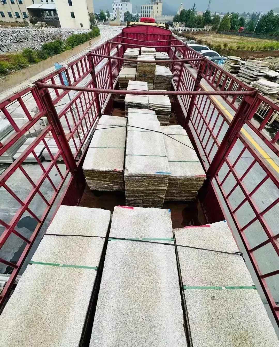 海口 黄金麻花岗岩荔枝面，光面毛板装车完成