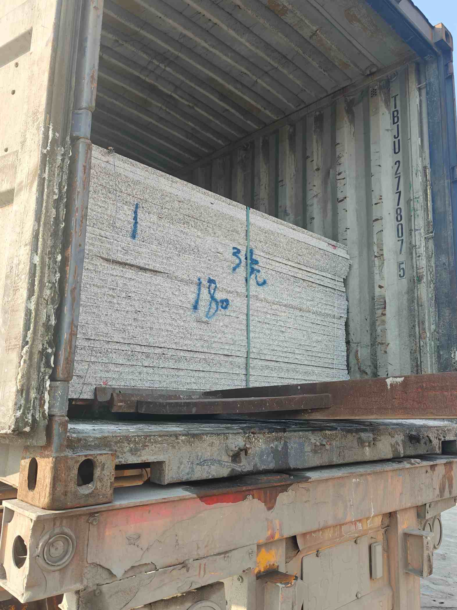 海口 芝麻白花岗岩石材3.0公分光面毛板装柜出货