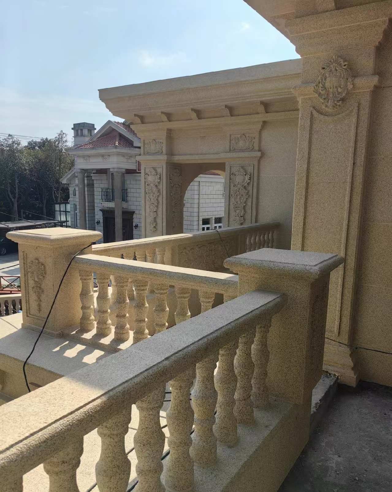 海口 黄金麻别墅外墙干挂雕花配合阳台栏杆花瓶柱