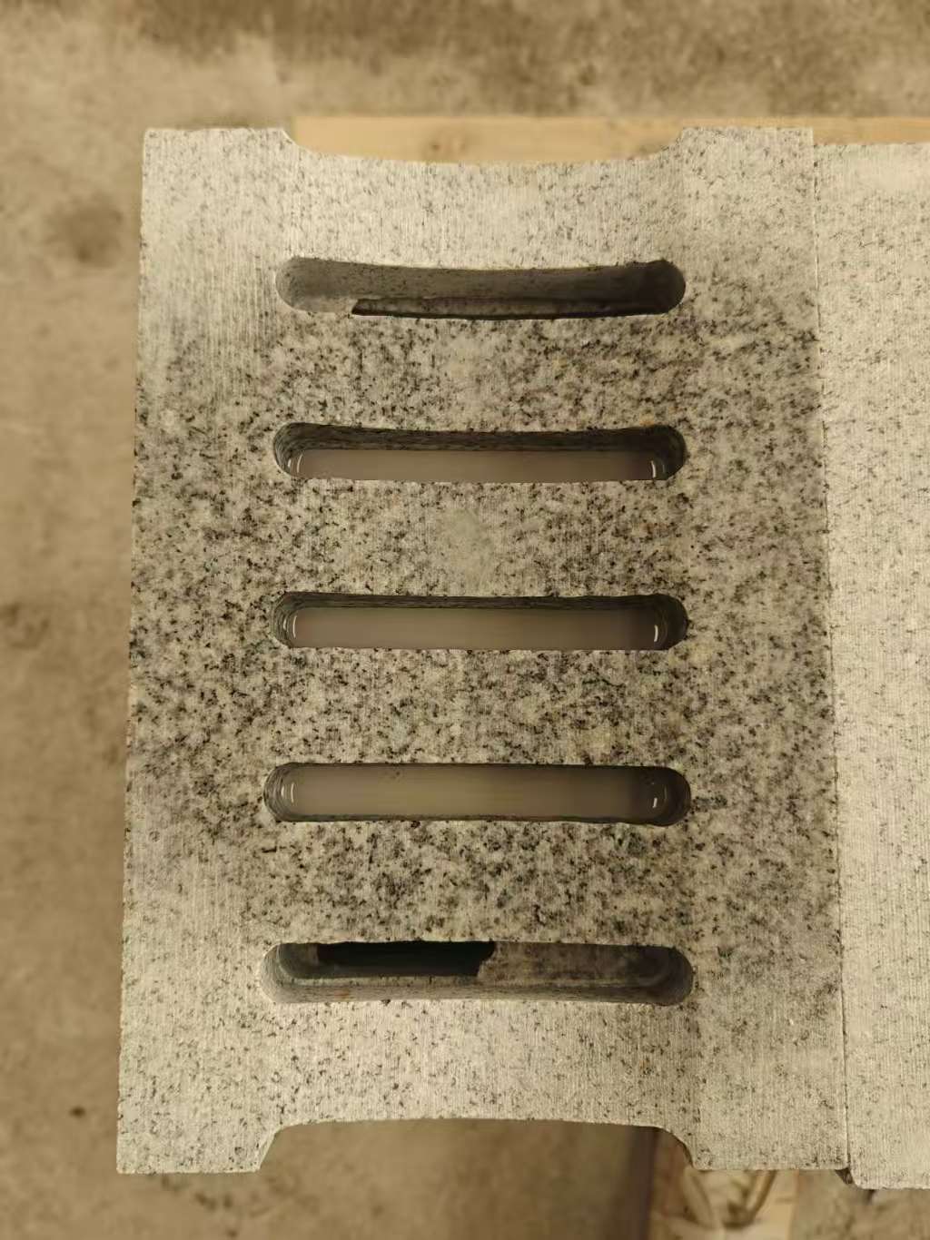 海口 芝麻白拉丝面花岗岩U型开槽排水槽