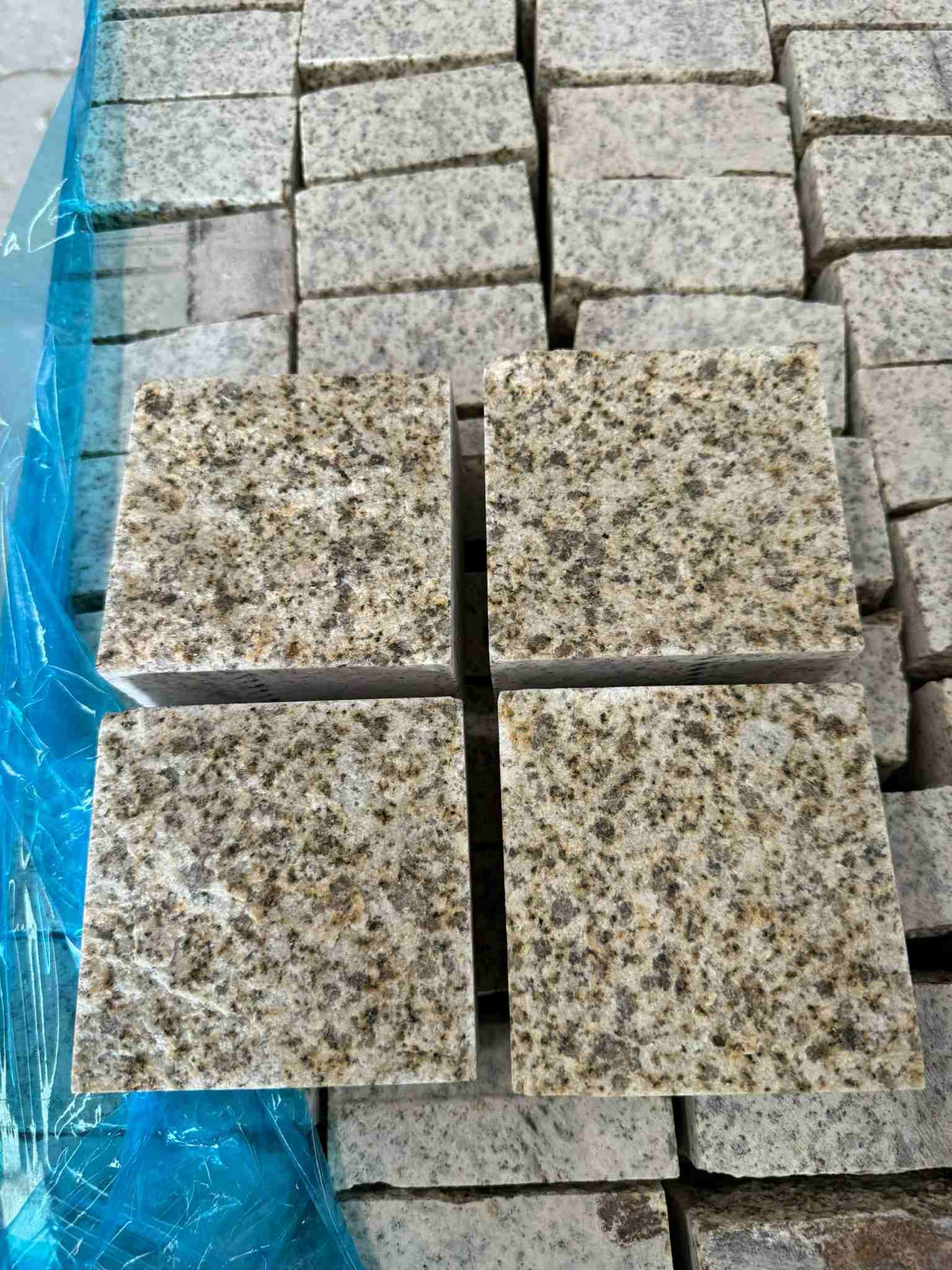 海口 黄金麻花岗岩自然面小方块，弹石，马蹄石等