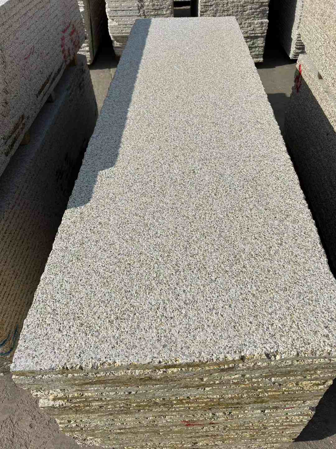 海口 黄金麻花岗岩荔枝面毛板，半成品