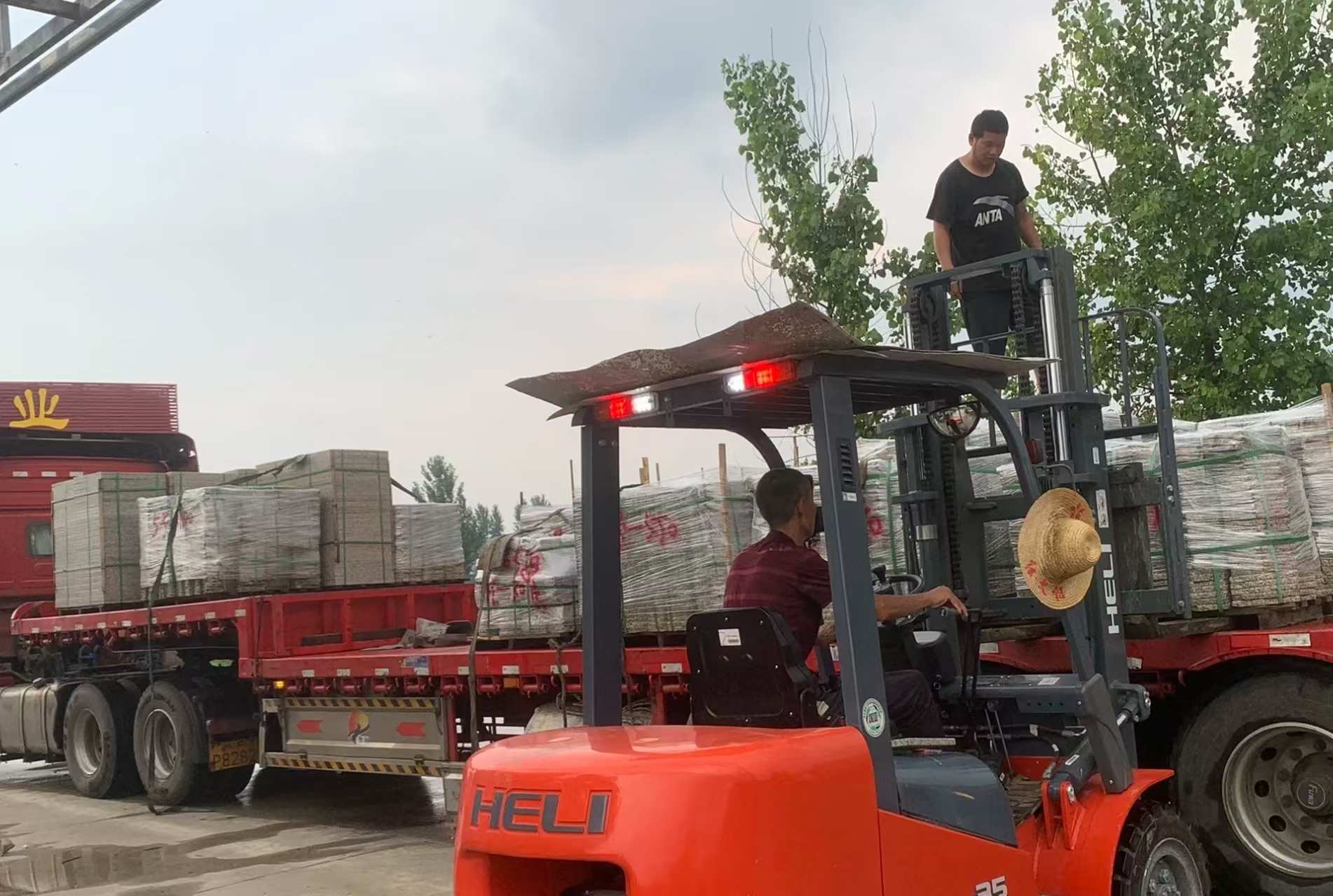 海口 黄金麻冰裂纹，地铺石装车