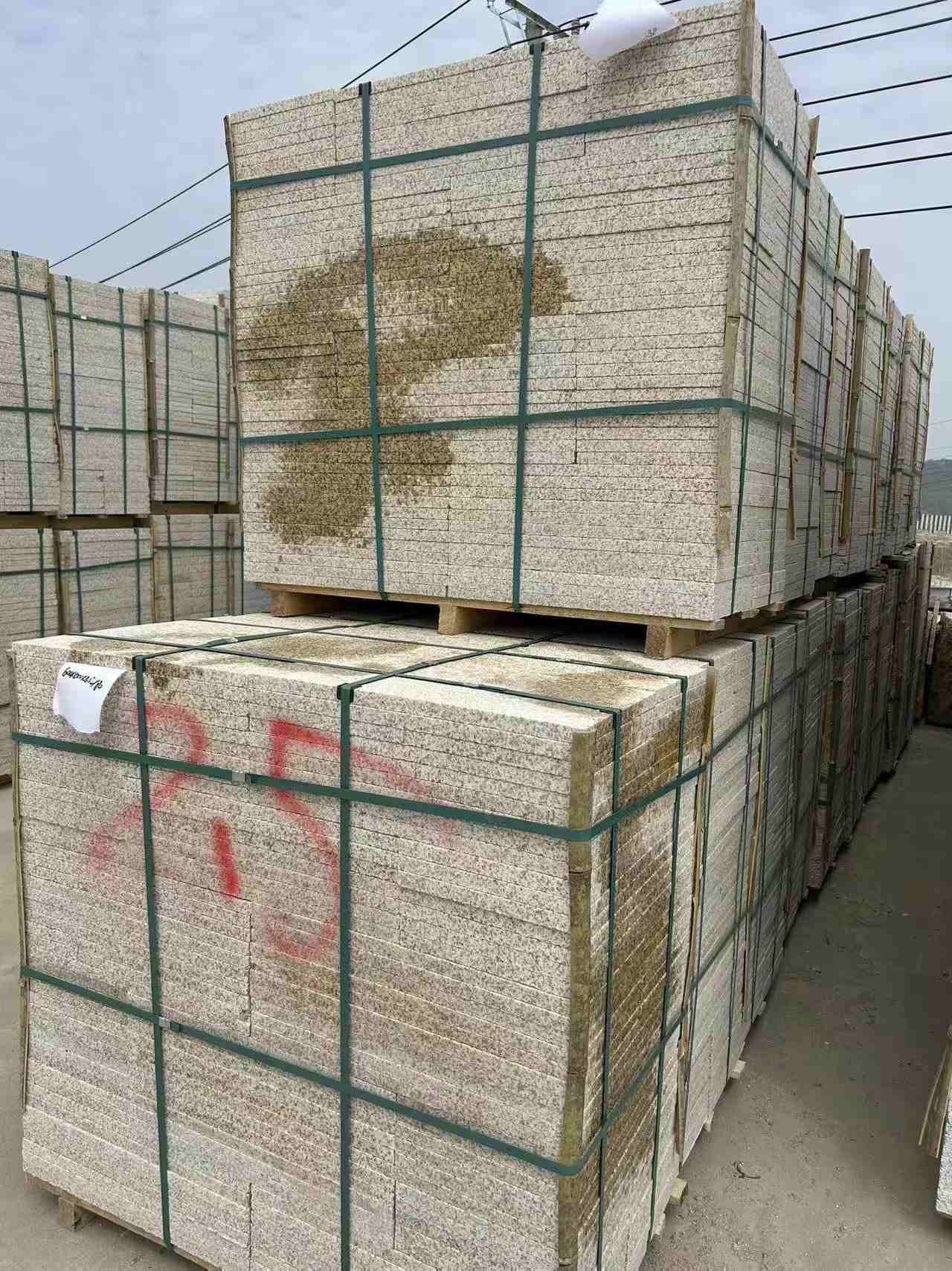 海口 黄金麻花岗岩石材荔枝面地铺石2.5*300*600