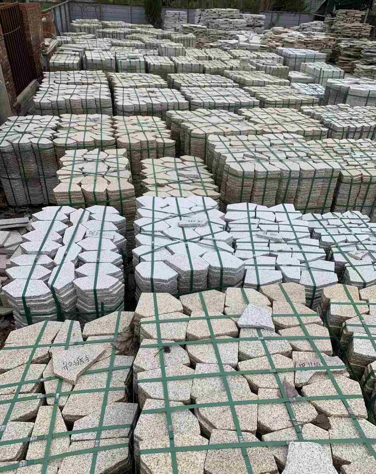 海口 黄金麻白麻花岗岩荔枝面地铺石(冰裂纹)