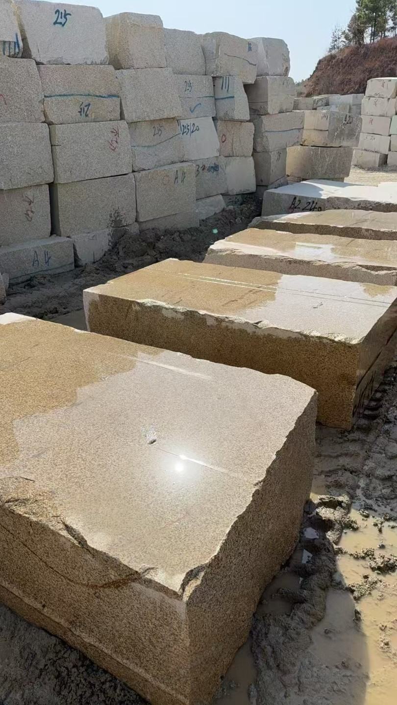 海口 黄金麻方料堆场洗料分选中，原材料充足