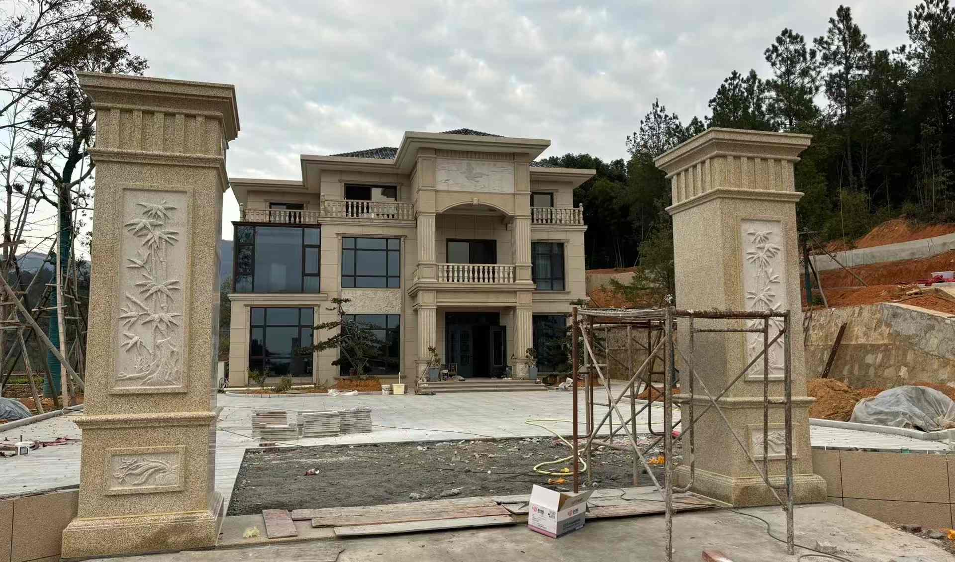 海口 黄金麻花岗岩别墅雕花外墙干挂配上门口雕花罗马柱