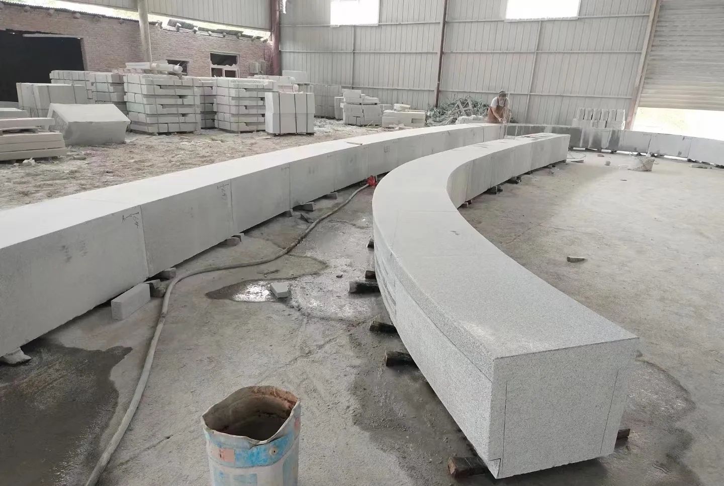 海口芝麻白花岗岩石板材 园林光面弧形坐凳