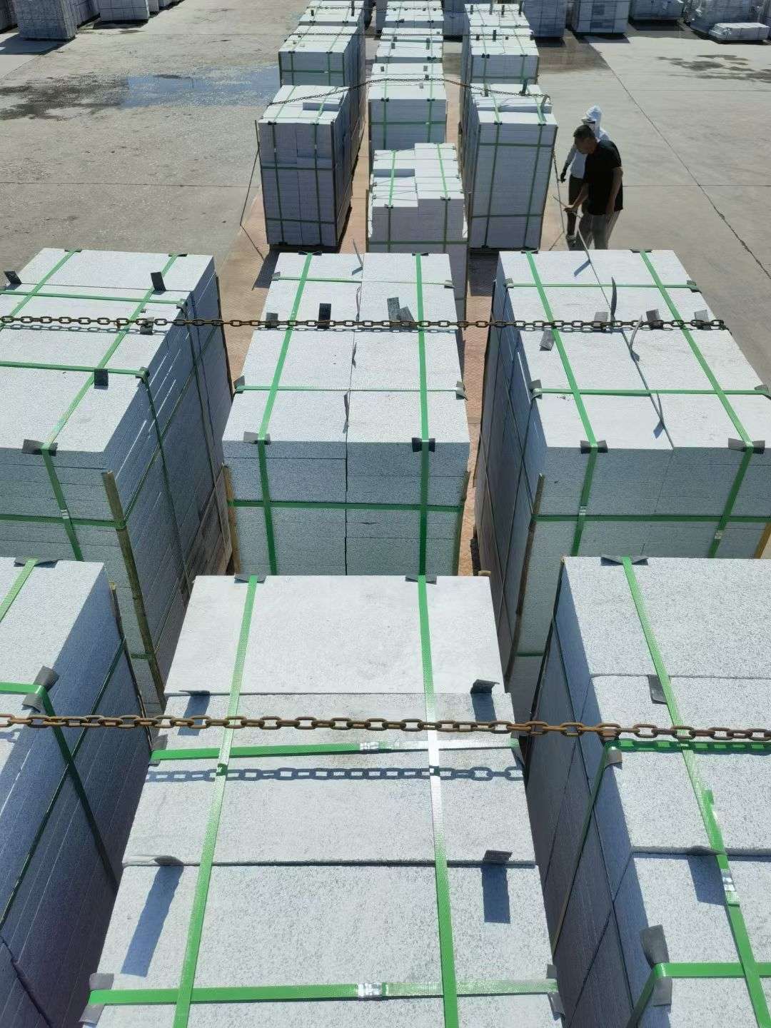 海口 芝麻白花岗岩5公分地铺石 花岗岩厂家工厂装车日常